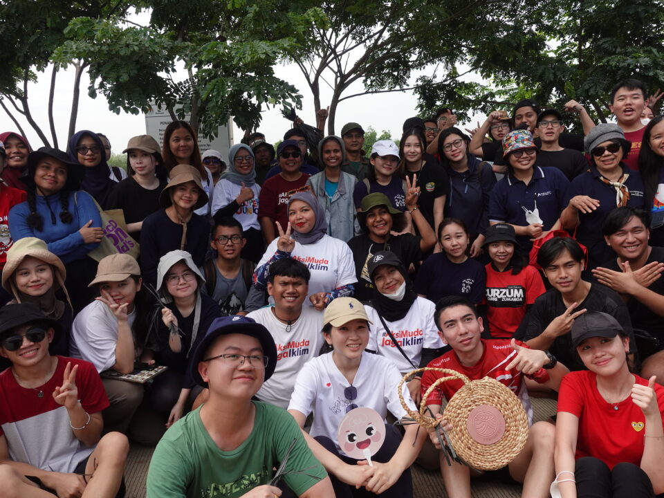 Aksi Muda Jaga Iklim Menanam Mangrove sayang bumi sayang laut sayang hutan