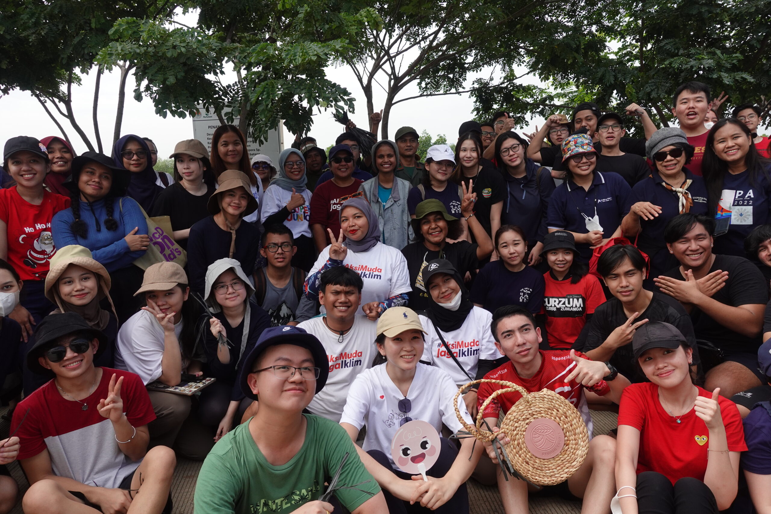 Aksi Muda Jaga Iklim Menanam Mangrove sayang bumi sayang laut sayang hutan