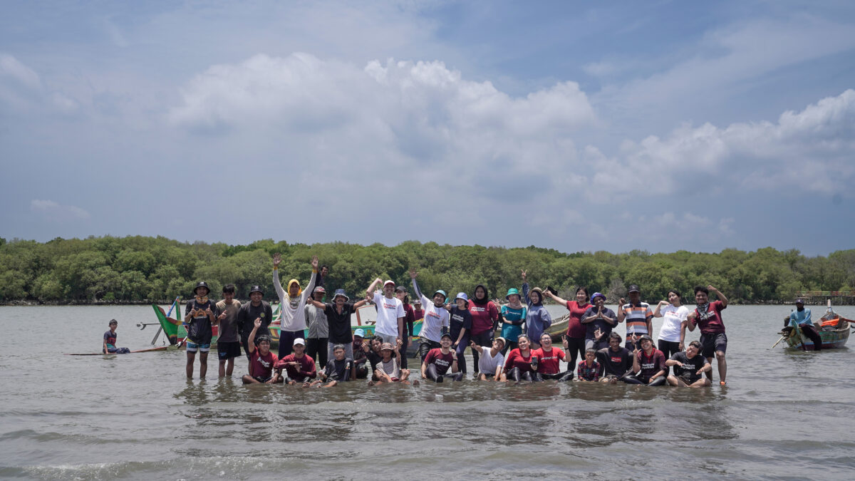 Aksi Muda Jaga Iklim Menanam Mangrove